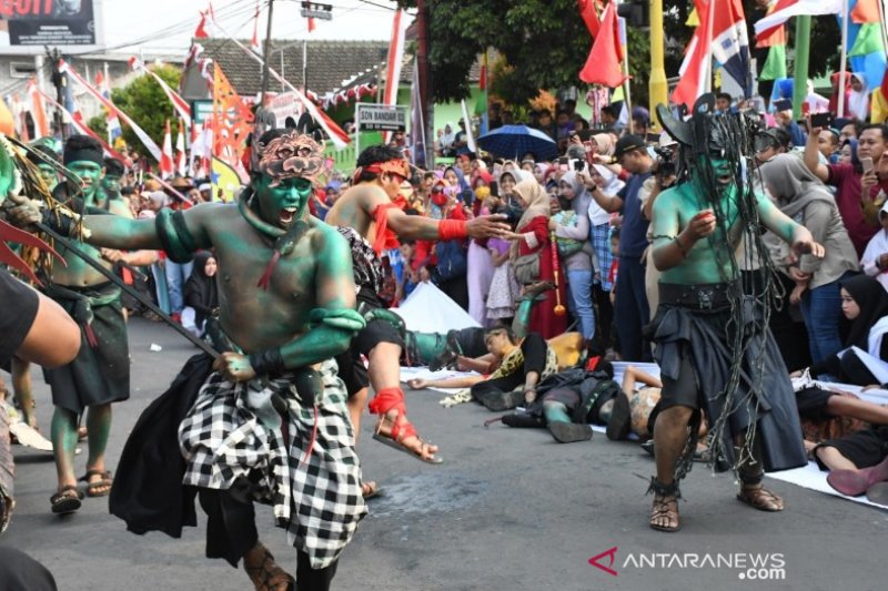 Teaterikal Bahurekso meriahkan HUT ke-74 RI di Batang
