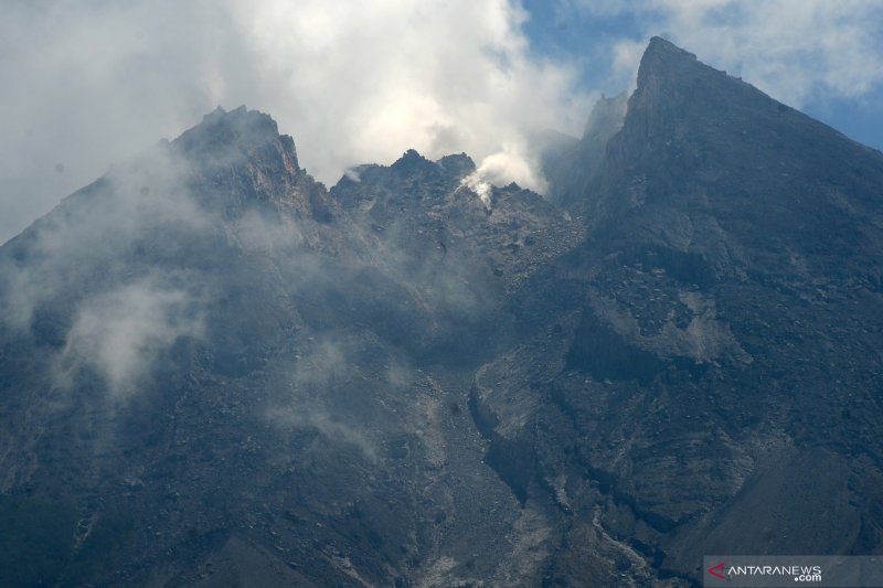 Gunung Merapi mengeluarkan guguran lava sejauh 500 meter