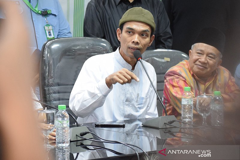 Saat Ustadz Abdul Somad disambut Bupati Bangka Tengah di Bandara Depati Amir Babel