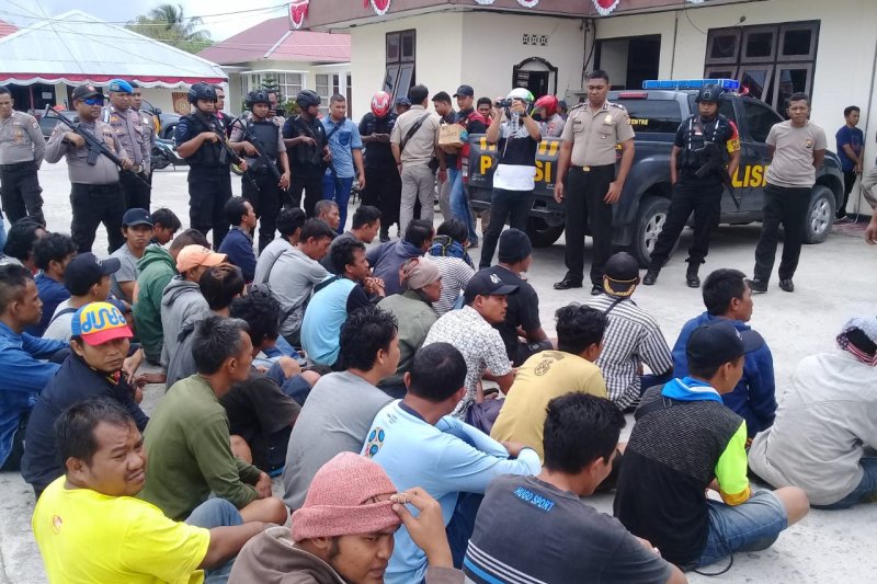 Lanal Aru menyerahkan ABK KM Mina Sejati ke polres