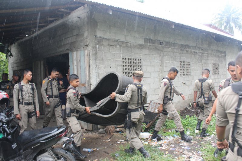 Sabung Ayam resahkan warga Padang, Satpol PP sita arena pertandingan