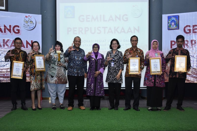 Sleman memberikan Anugerah Pustaka Sembada ke lima penggiat literasi