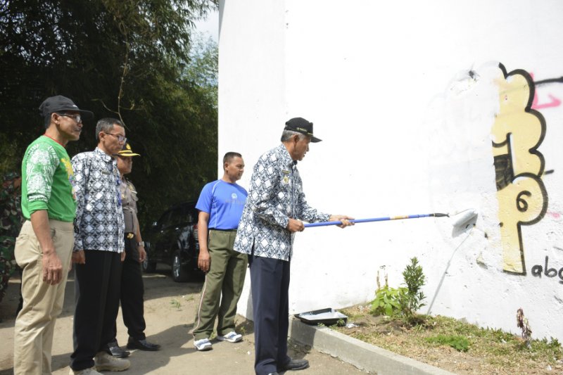 Bupati Sleman turun tangan membersihkan coretan di bangunan cagar budaya
