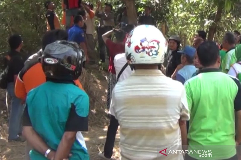 Lagi, seorang pria ditemukan tewas gantung diri di pohon mangga