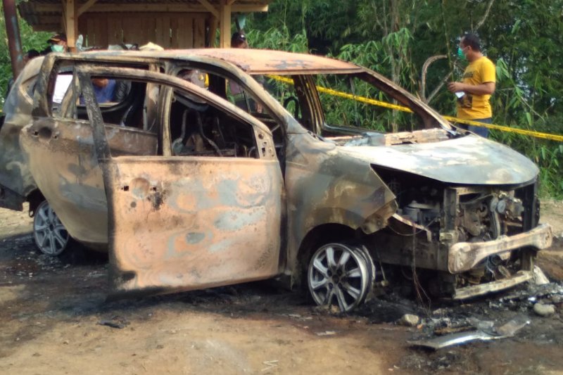 Dua jasad terbakar dalam minibus di Bondol Sukabumi diduga dibunuh