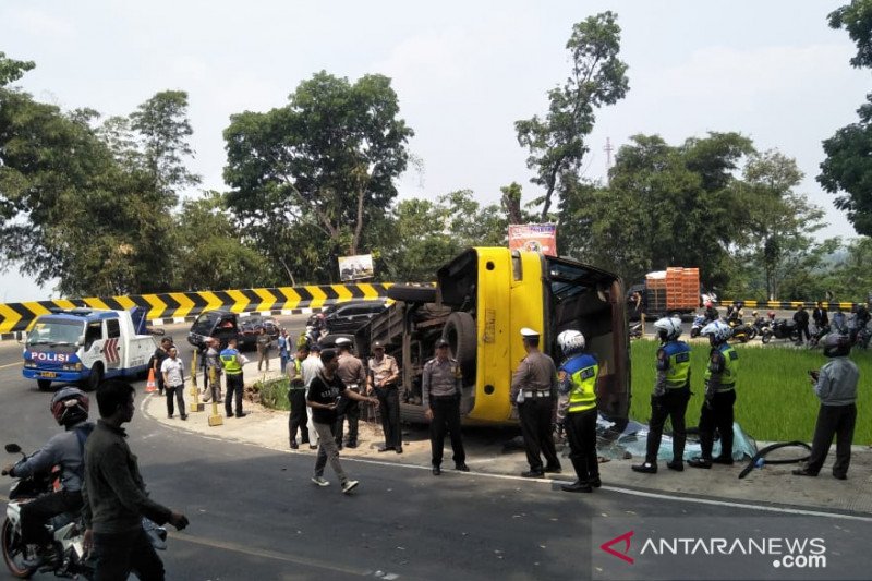 Hindari genangan solar, bus Karunia Bakti terjungkal ke dalam sawah
