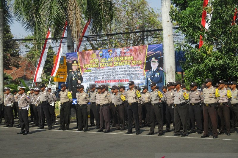 Pengendara gunakan ponsel pasti ditilang