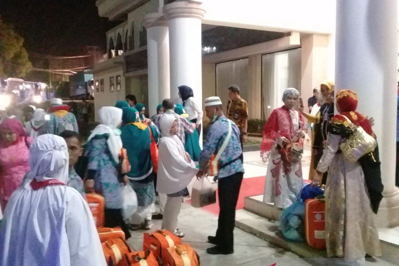 Kloter 17 Debarkasi Makassar MenutupPemulangan Haji Gelombang I