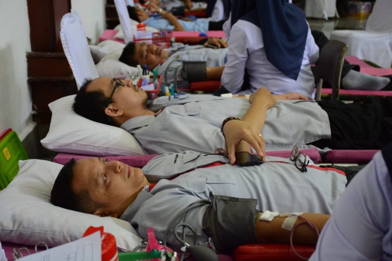 Semen Padang gelar donor darah untuk karyawan