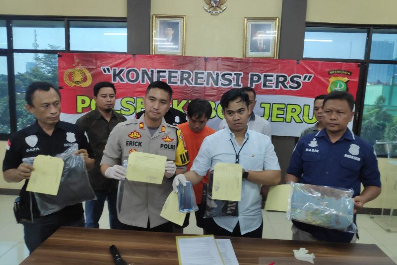 Cekcok status facebook, suami tega tusuk istri hingga tewas