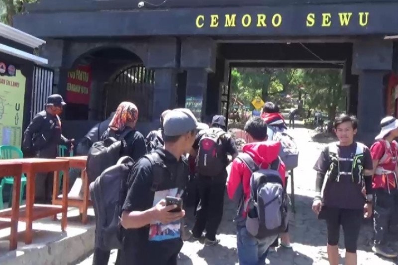 Jumlah pendaki Gunung Lawu meningkat pada malam "Suro"