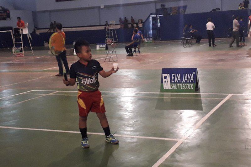 Murid SD ini persembahkan hadiah juara bulu tangkis untuk ayah-bunda