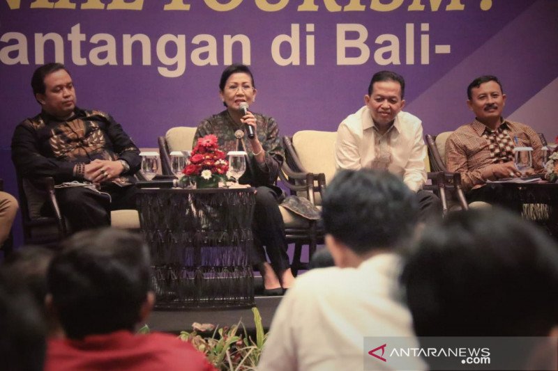Dekranasda Bali mengajak generasi milenial bangkitkan industri mode