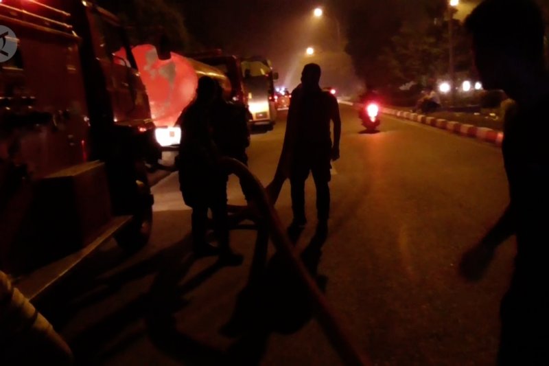 Petugas gabungan padamkan kebakaran di Hang Nadim