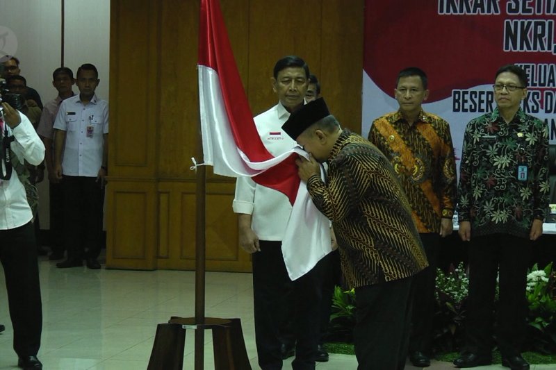 Anak Kartosuwiryo berikrar setia pada NKRI, di hadapan Wiranto