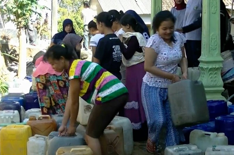Warga serbu bantuan air bersih dari TP-PKK