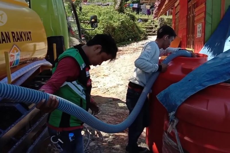 Distribusi air bersih Kemen PUPR di lokasi banjir Sigi