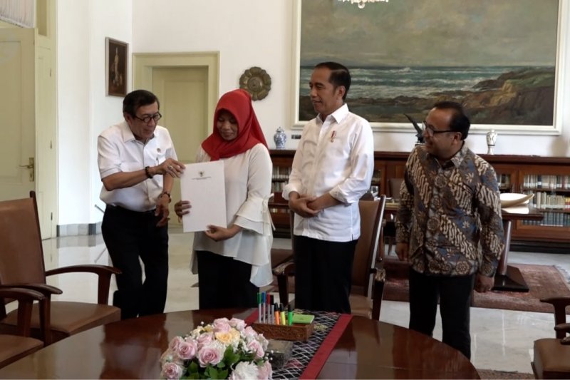Bertemu presiden, Baiq Nuril terima salinan amnesti