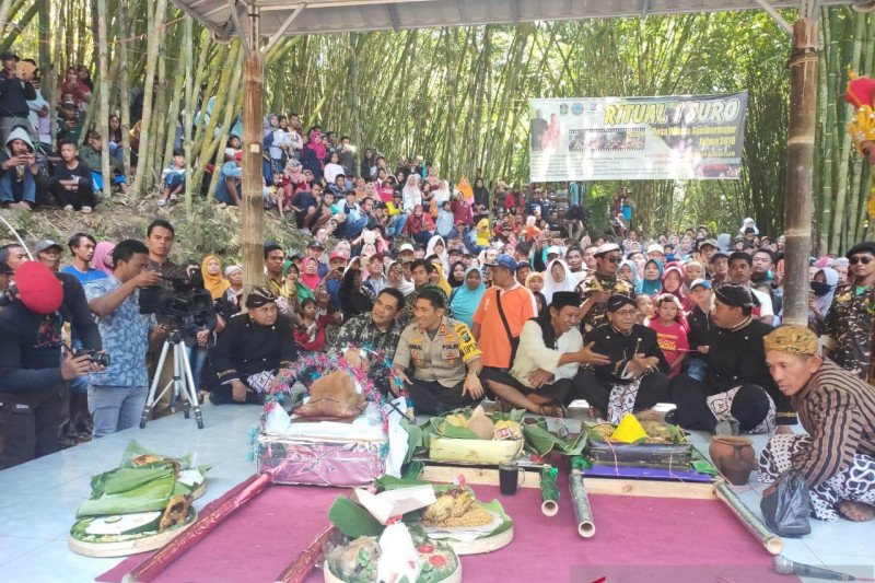 Grebeg Suro di lereng Gunung Semeru meningkatkan pariwisata Lumajang