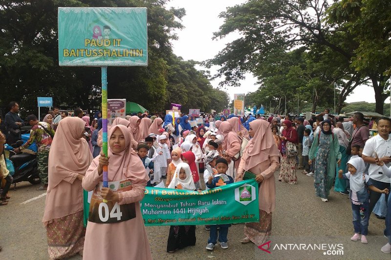 Anak-anak sekolah meriahkan pawai Tahun Baru Hijriah di Banda Aceh