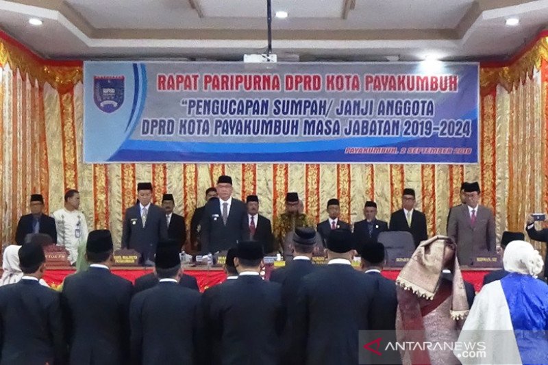 DPRD Payakumbuh dilantik, Riza: jangan saling membelakang punggung
