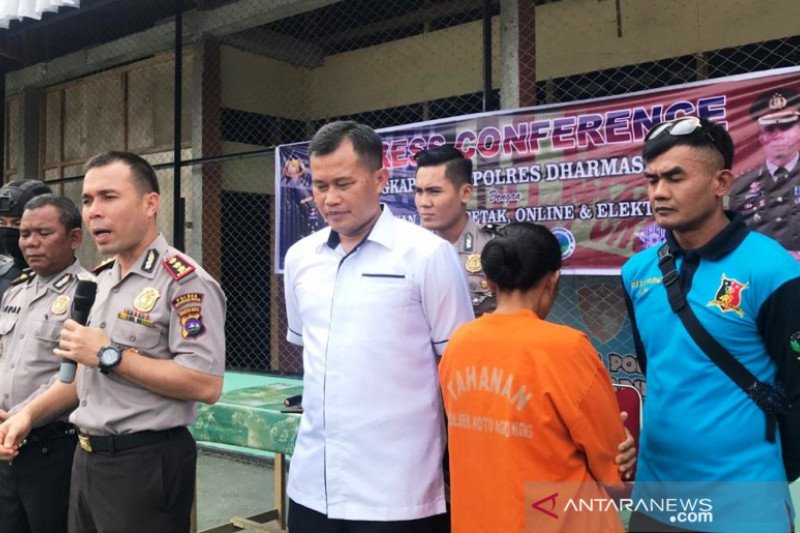 Membela diri, istri kapak kepala suami di Dharmasraya
