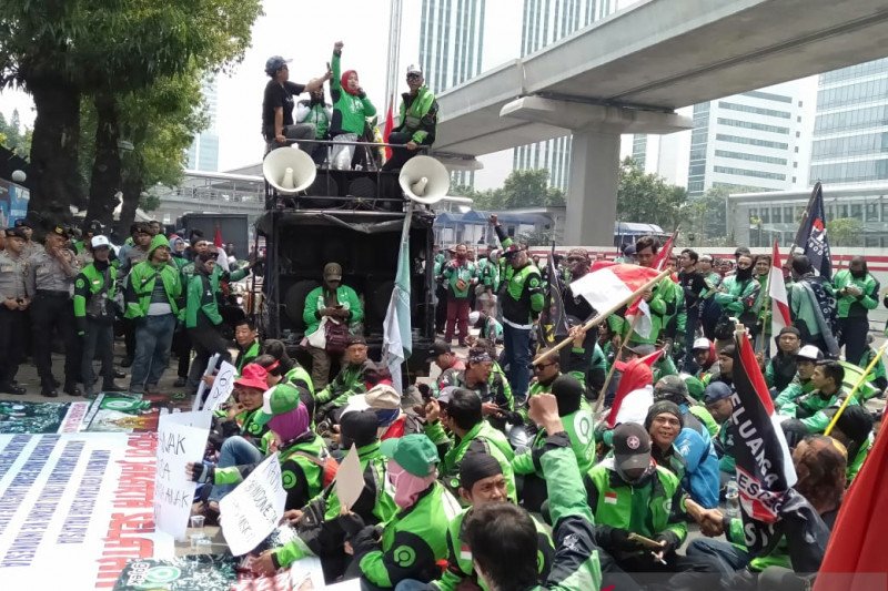Ratusan ojek online lakukan aksi damai depan Kedubes Malaysia