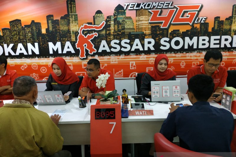 Direksi Telkomsel area Pamasuka turun langsung layani pelanggan