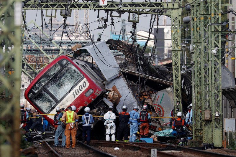30 orang cedera akibat kereta tabrak truk di Yokohama