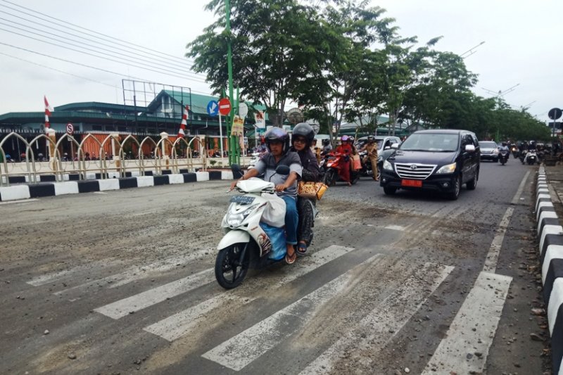 Warga nyaris jatuh akibat tumpahan CPO