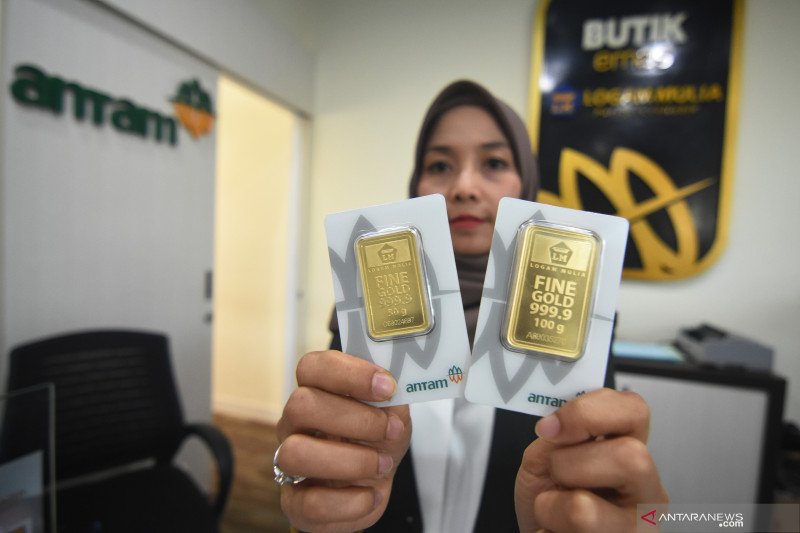 Tertekan penguatan kurs Dolar AS, harga emas berjangka jatuh di bawah nilai psikologis
