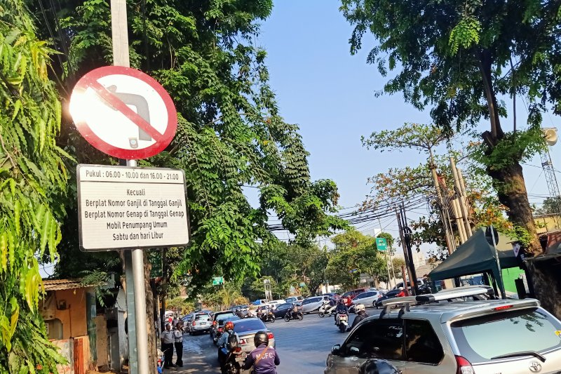Oknum aparat bermobil pribadi langgar ganjil-genap Jalan Pramuka