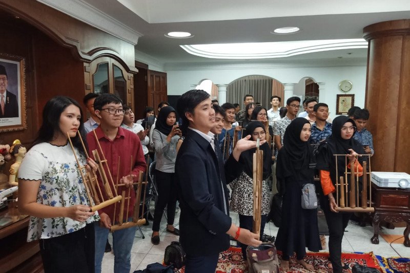 Muda-mudi Kamboja nobar film Indonesia