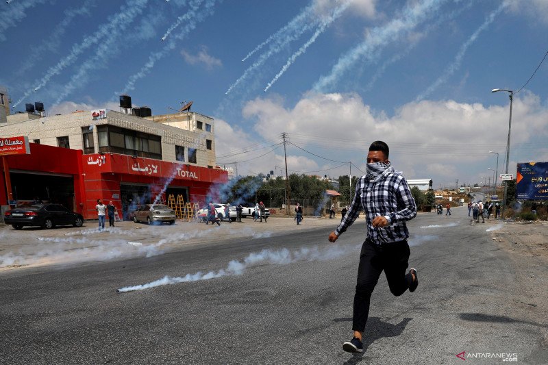 Aksi protes warga Palestina dibalas tembakan gas air mata oleh pasukan Israel