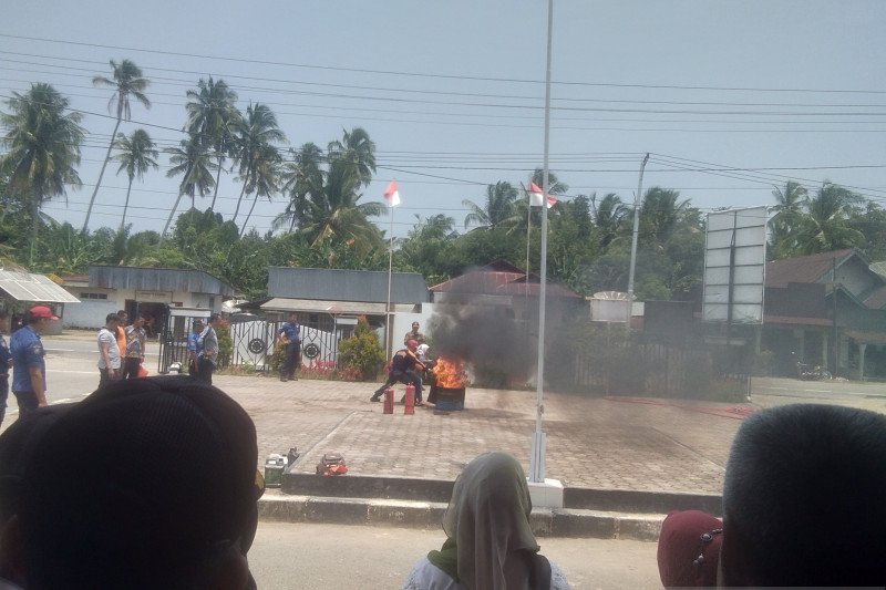Damkar Pesisir Selatan simulasikan cara padamkan api