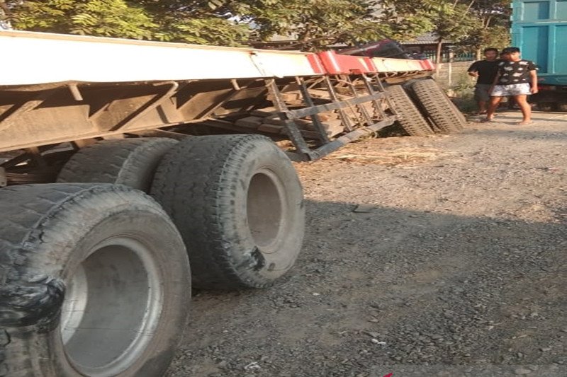Diduga lupa gunakan rem, truk panjang tabrak warung dan meluncur ke selokan
