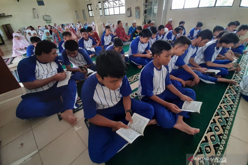 Habibie Wafat - SMPS Kartini Batam harap dapat melanjutkan cita-cita Habibie