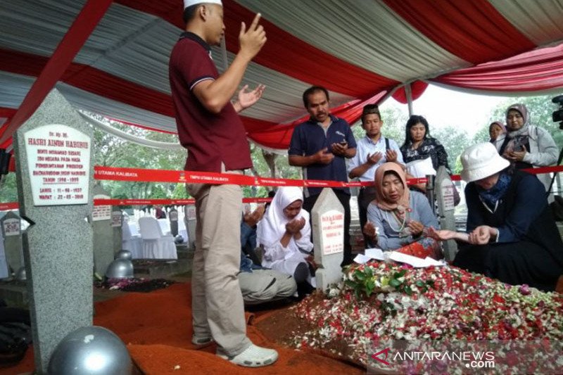 BJ Habibie Wafat - Warga antre ziarah makam Habibie