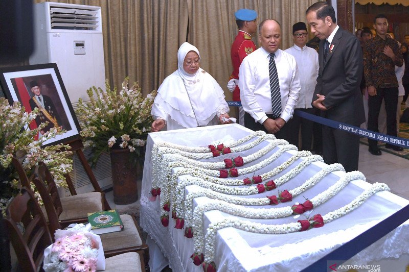 Warga padati TMP Kalibata tempat BJ Habibie akan dimakamkan