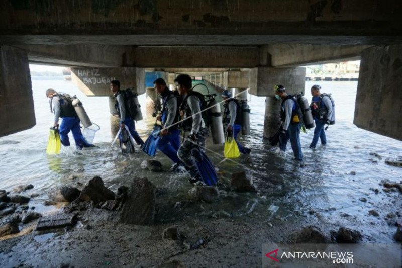 Otoritas pelabuhan Palu ajak masyarakat sadar kebersihan laut