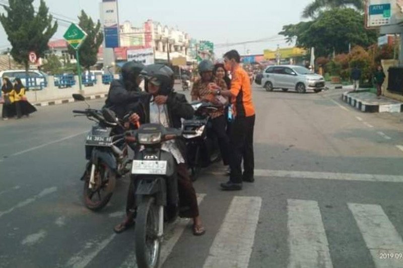 Antisipasi bahaya kabut asap, BPBD Kota Solok bagikan masker gratis kepada pengendara