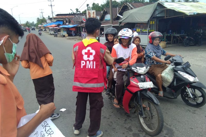 Kabut asap menyerang, PMI Pasaman Barat bagikan masker ke masyarakat