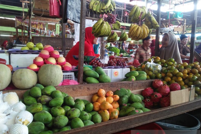 Harga buah impor di Pasar Siteba Padang turun (Video)
