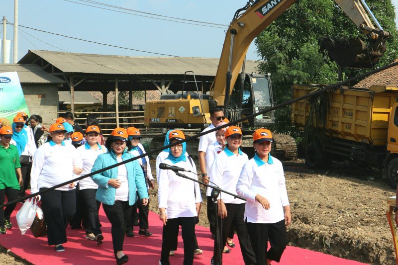 Ibu Negara ajak warga pungut sampah saat canangkan Gerakan Indonesia Bersih