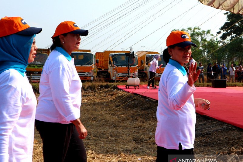 Iriana Jokowi berkelakar cari menantu untuk Kaesang saat memberi kuis kepada siswi SMA