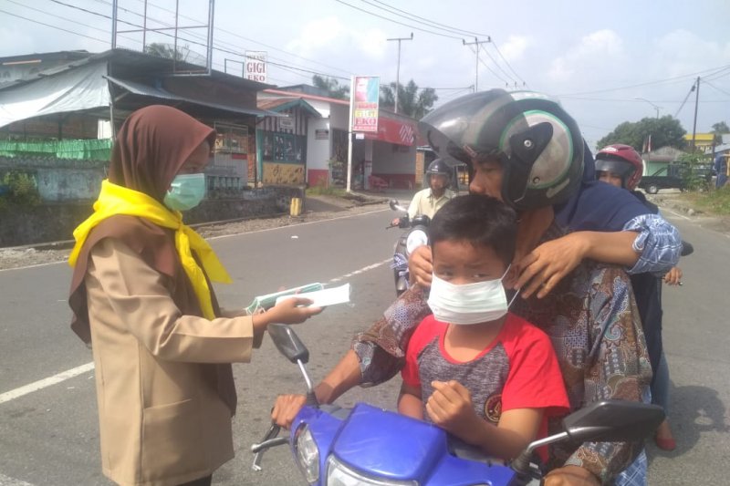 Dinkes Sumsel turunkan tim bagikan masker