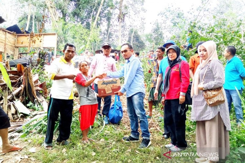 Korban puting beliung di Mapattunggul dapat bantuan sembako dan logistik