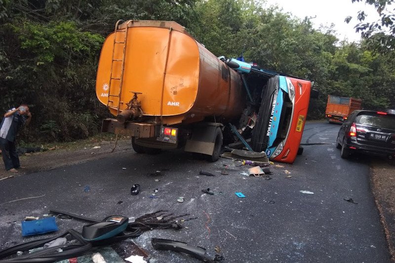 Nama delapan korban tewas kecelakaan maut bus vs truk tangki
