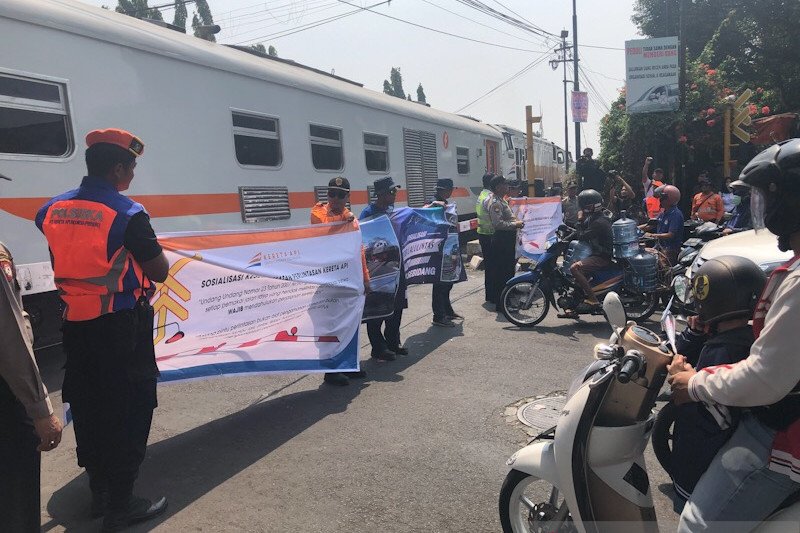 KAI Daop 6 sosialisasi keselamatan perlintasan kereta api