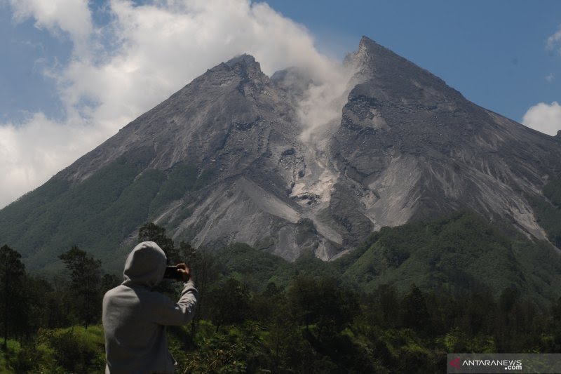 Merapi semburkan awan panas guguran sejauh 1.100 meter